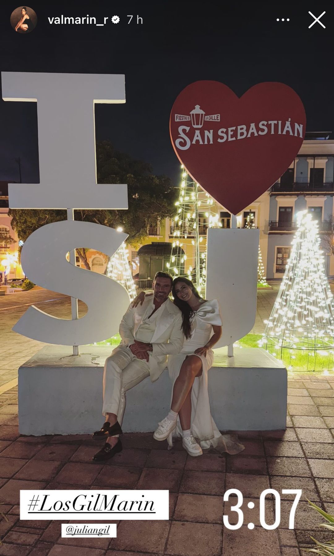 La fiesta continuó hasta bien entrada la noche; aquí la pareja posando muy felices alrededor de las 3AM