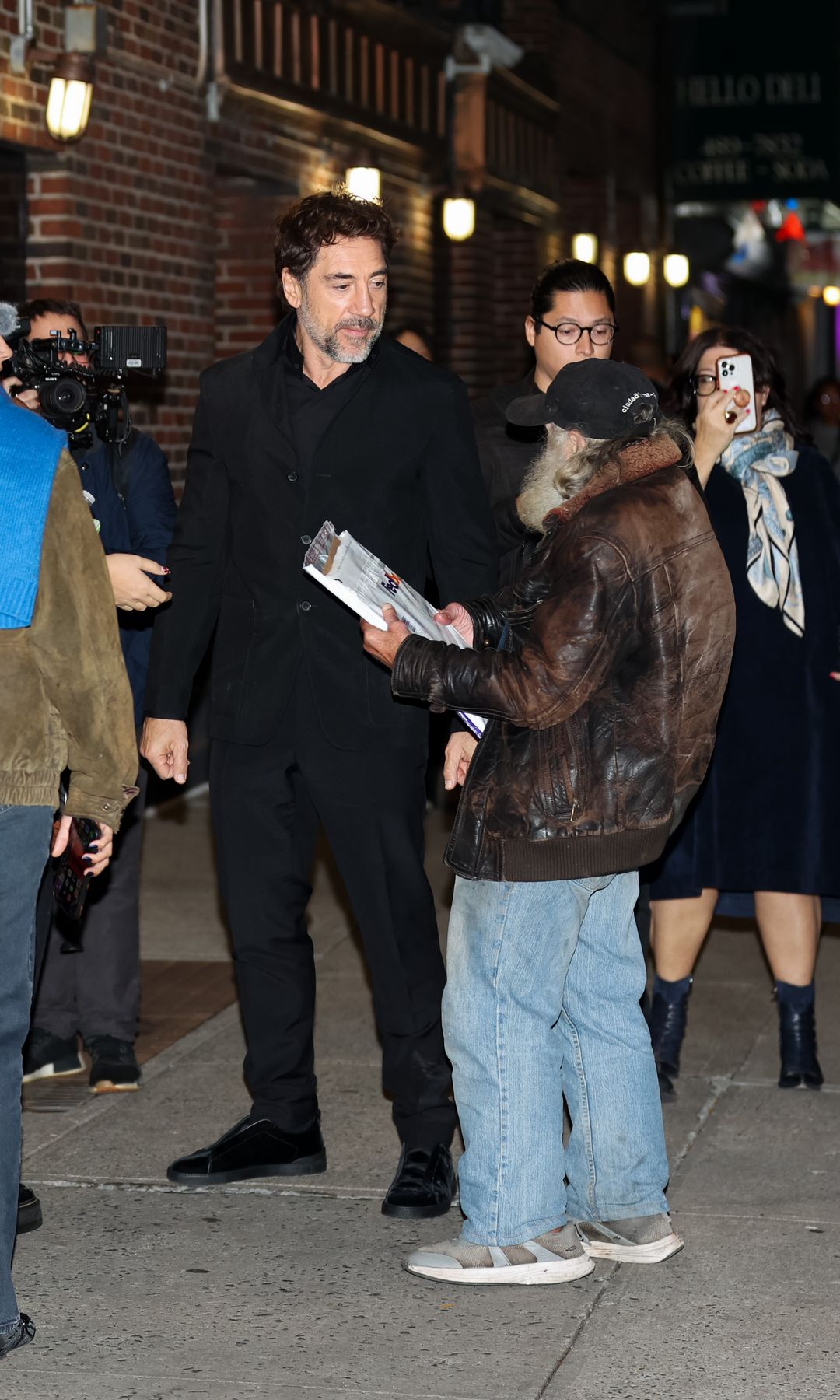 Encuentro de estrellas en Nueva York: Radioman y Javier Bardem cruzan caminos en las calles de la Gran Manzana