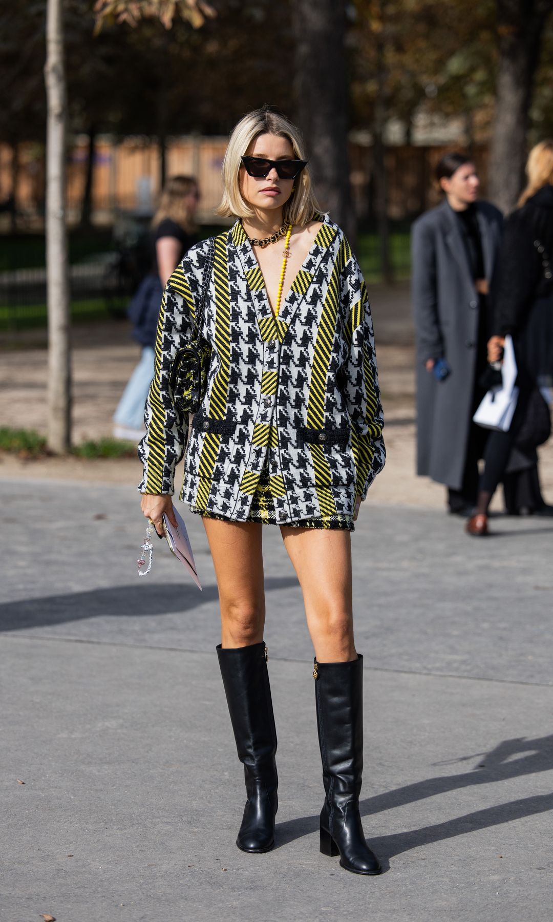 chaqueta y minifalda de pata de gallo y rayas, botas negras