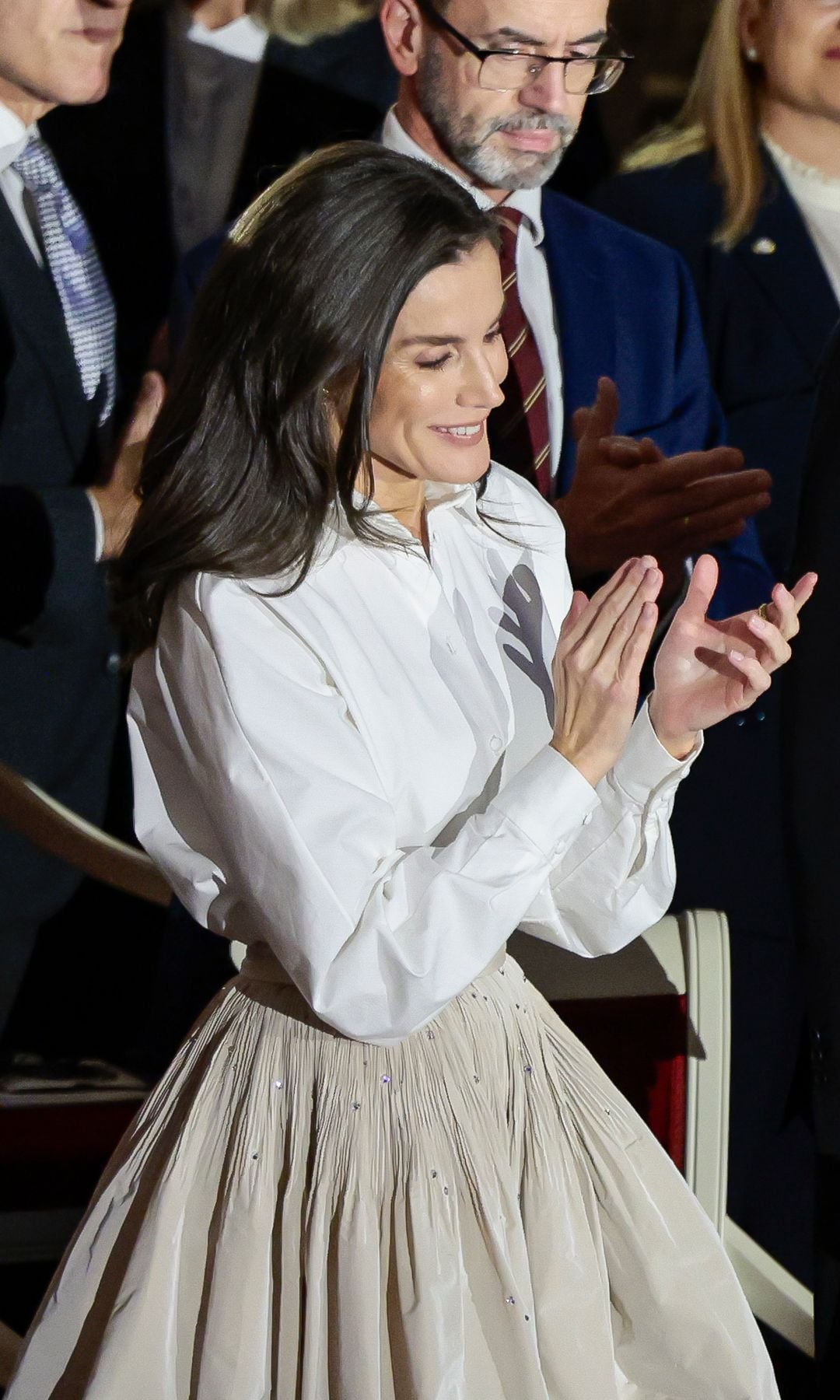 Reina Letizia falda camisa blanca Nápoles