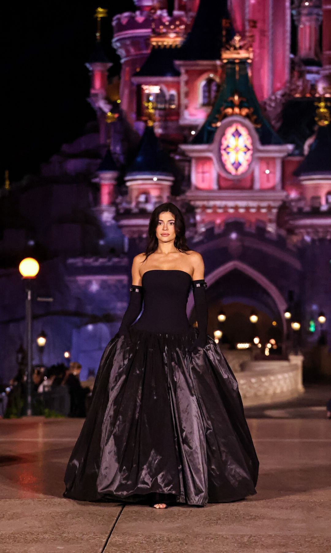 Kylie Jenner camina por la pasarela durante el desfile Coperni Paris Womenswear Primavera-Verano 2025 como parte de la Semana de la Moda de París en Disneyland París el 1 de octubre de 2024 en París, Francia.