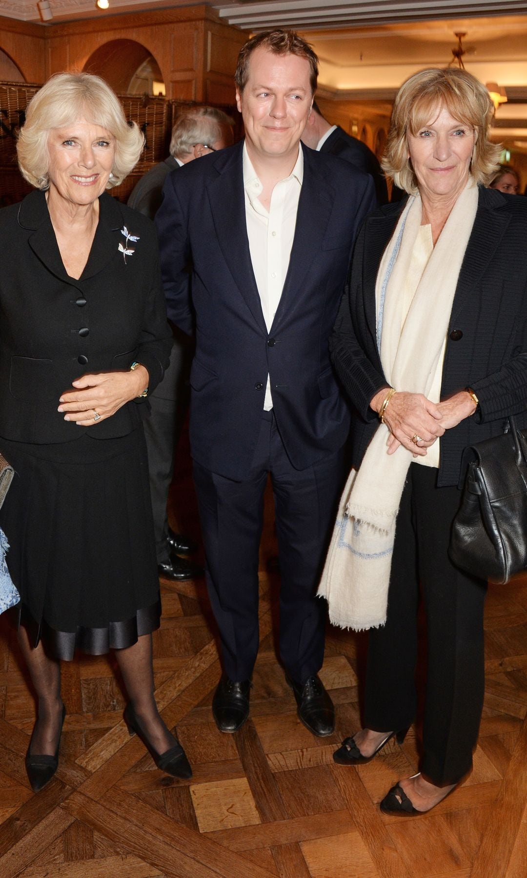 Camilla, entonces duquesa de Cornualles, con su hijo, Tom Parker Bowles, y su hermana, Annabel Elliot, durante el lanzamiento de uno de los libros sobre gastronomía de hijo de Camilla. Fue en octubre de 2014 en Fortnum & Mason
