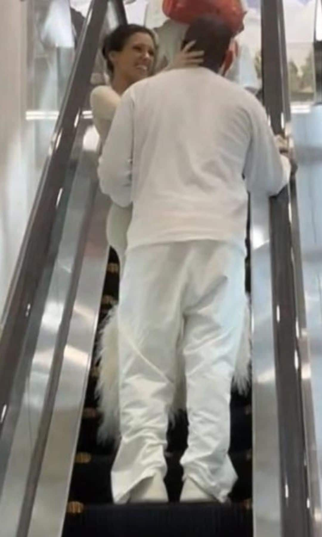 Kanye West y Bianca Censori aparecen juntos de nuevo de compras en un centro comercial de Tokio