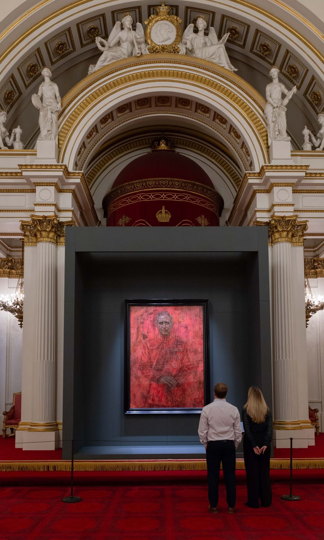 Palacio de Buckingham, Salas de Estado. Retrato del Rey Carlos III, de Jonathan Yeo , en el Salón de Baile. Londres