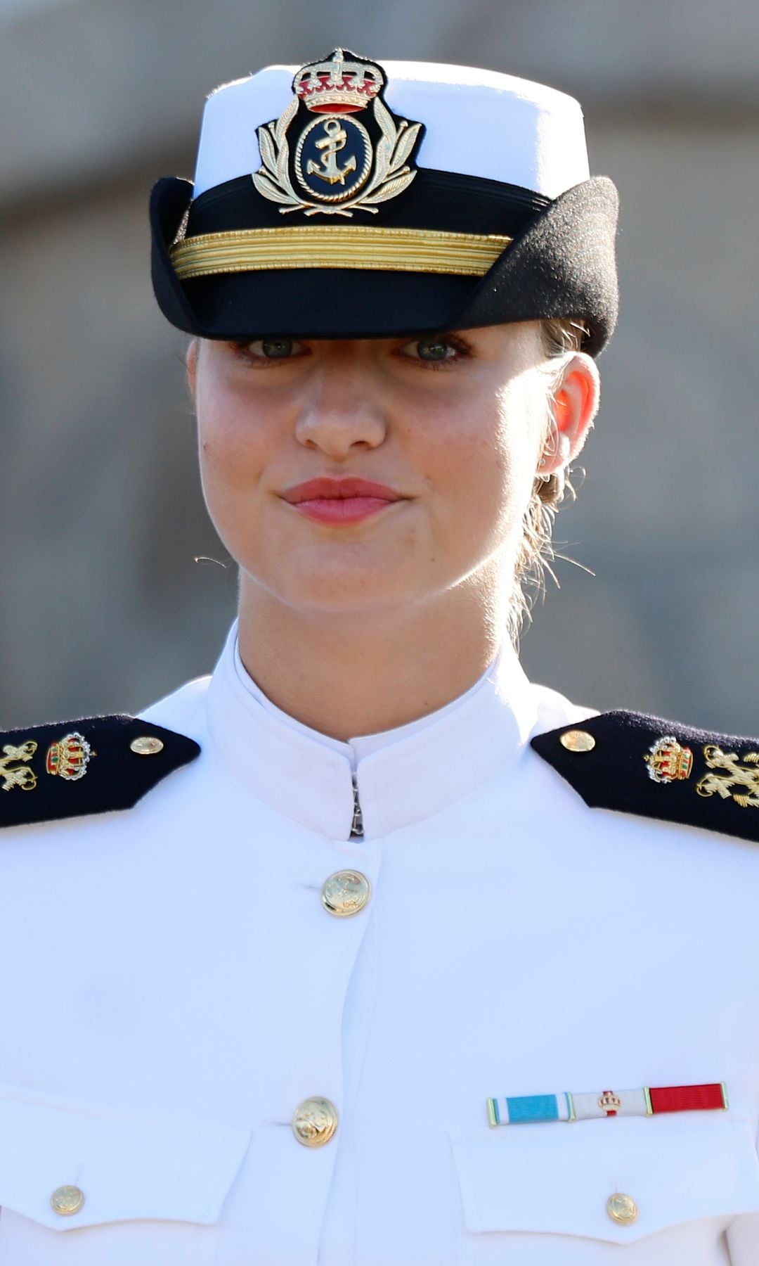 Primer plano de la princesa Leonor con recogido en su ingreso en la Escuela Naval de Marín (Pontevedra)