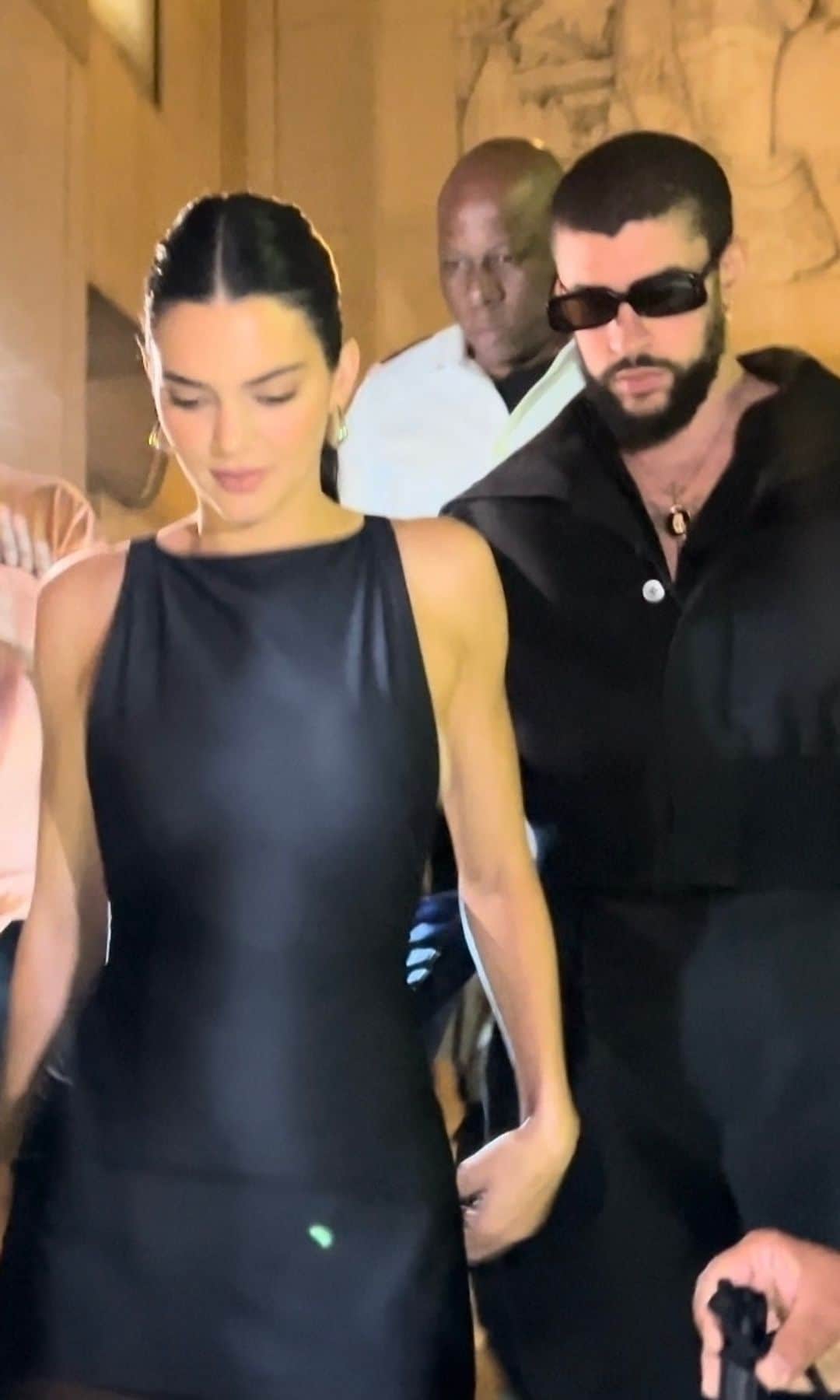 París, FRANCIA - Kendall Jenner y Bad Bunny fueron vistas saliendo juntas del after party de Kendall. El dúo se veía elegante y cómodo mientras se dirigían a la salida, atrayendo la atención de los fans y fotógrafos.  En la foto: Kendall Jenner, Bad Bunny  BACKGRID EE.UU. 24 DE JUNIO DE 2024 