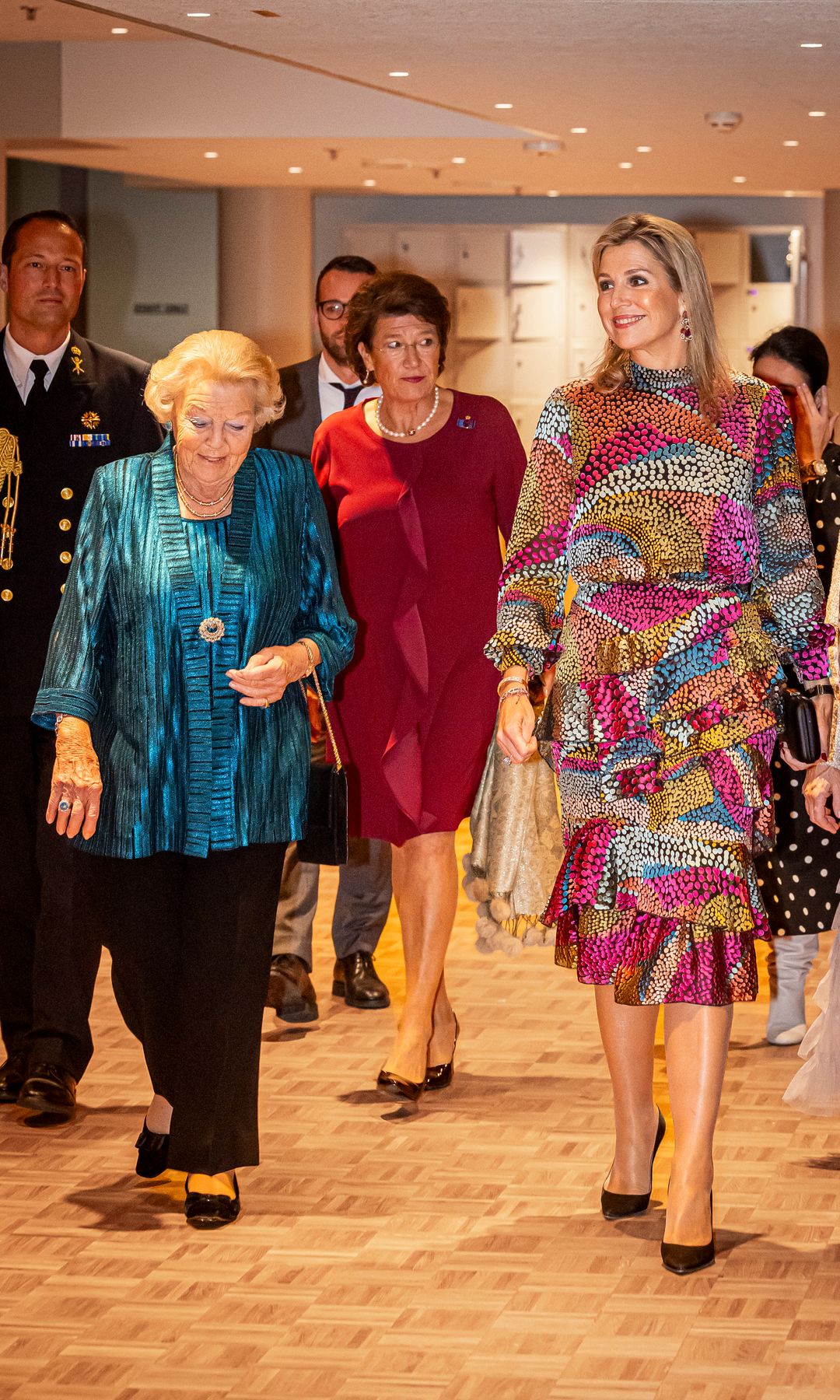 La reina Máxima con vestido estampado junto con Beatriz de Holanda