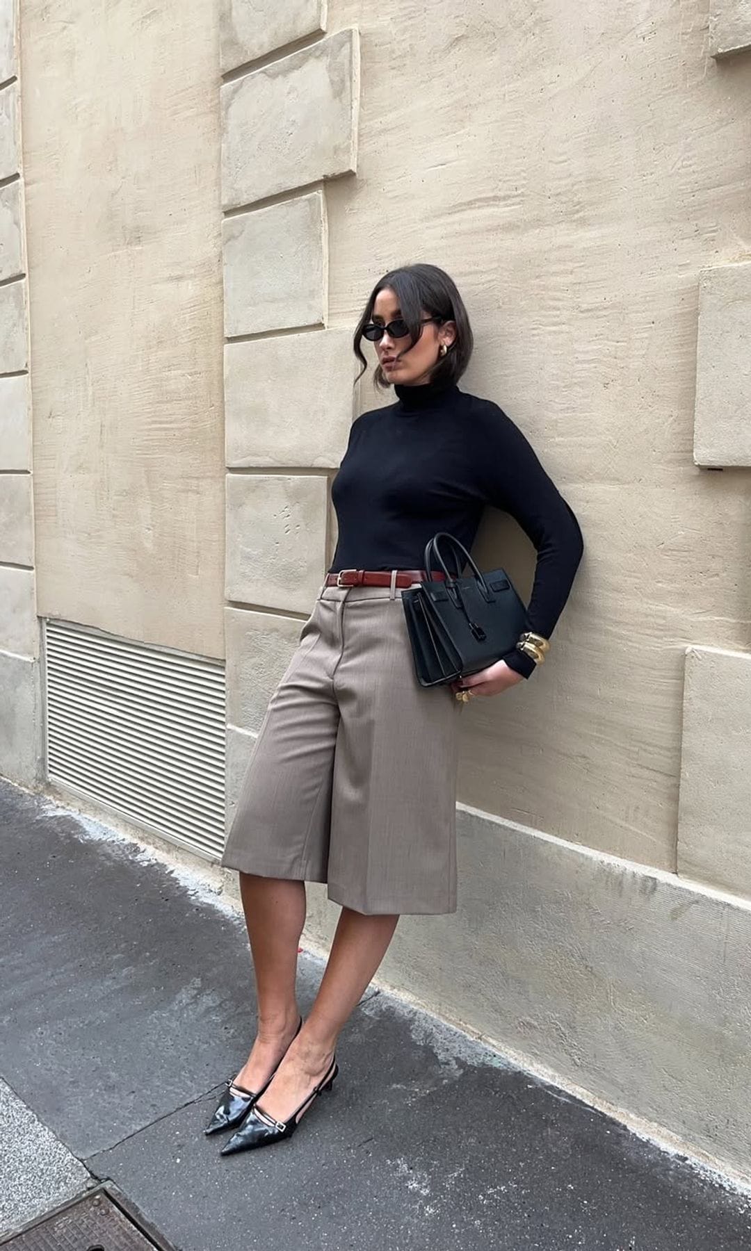 bermudas beige con jersey de cuello alto negro