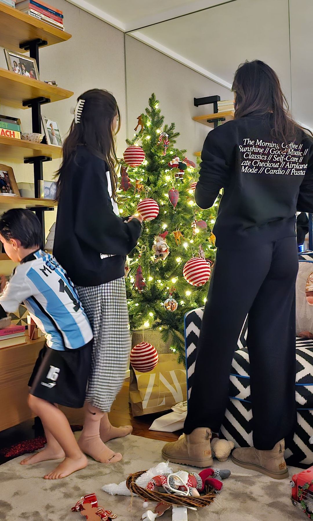 Maria Cerqueira y sus hijos ponen el árbol de Navidad en casa. Noviembre de 2024