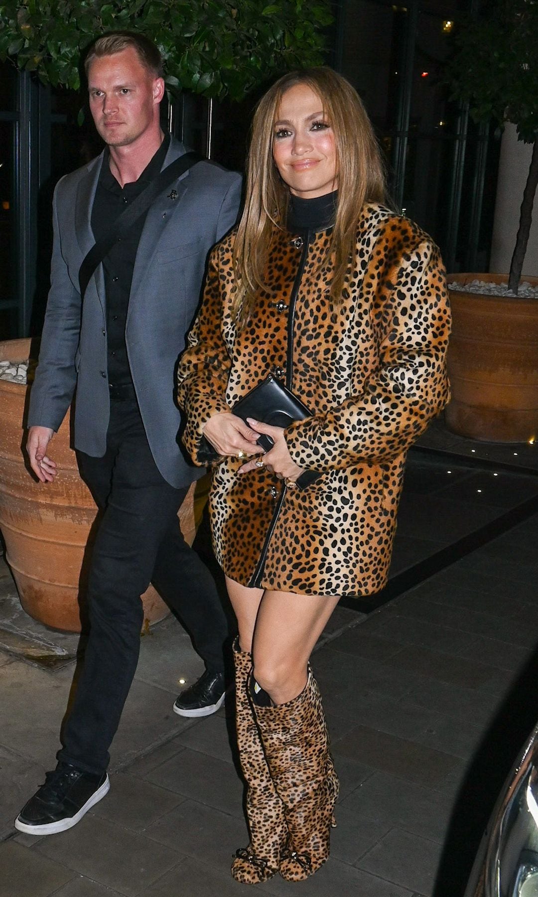 Jennifer Lopez captada regresando a su hotel de Londres vestida de pies a cabeza con estampado de leopardo en Londres