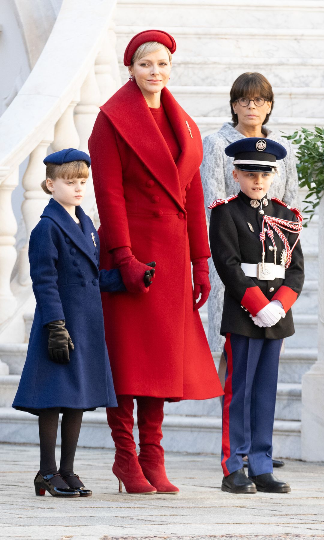 Gabriella de Mónaco con Charlene y su hermano