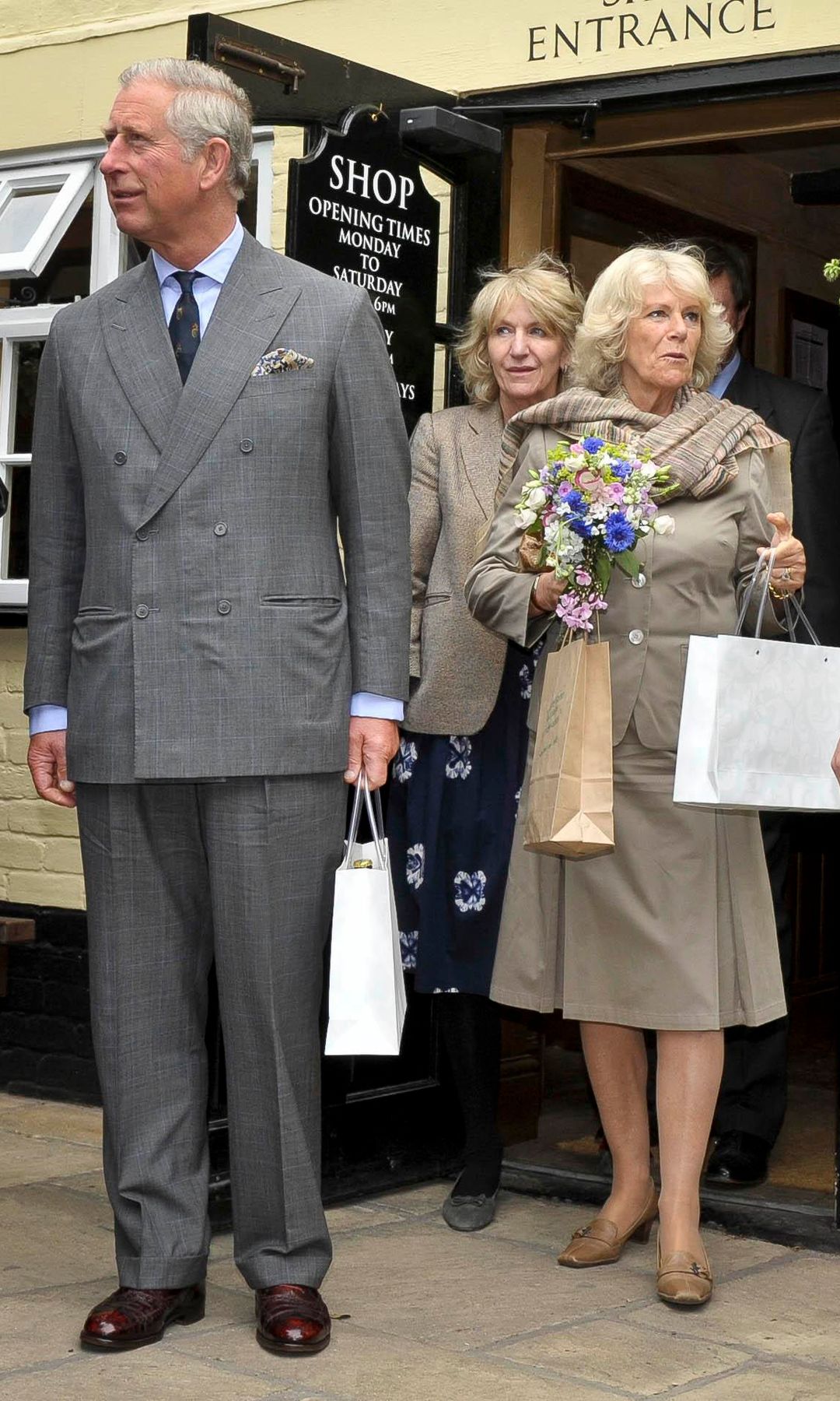 Carlos y Camilla, entonces como duques de Cornualles, durante un acto oficial en el Blandford Forum en el año 2011. Junto a ellos Annabel Elliot, una acompañante habitual de la reina Camilla