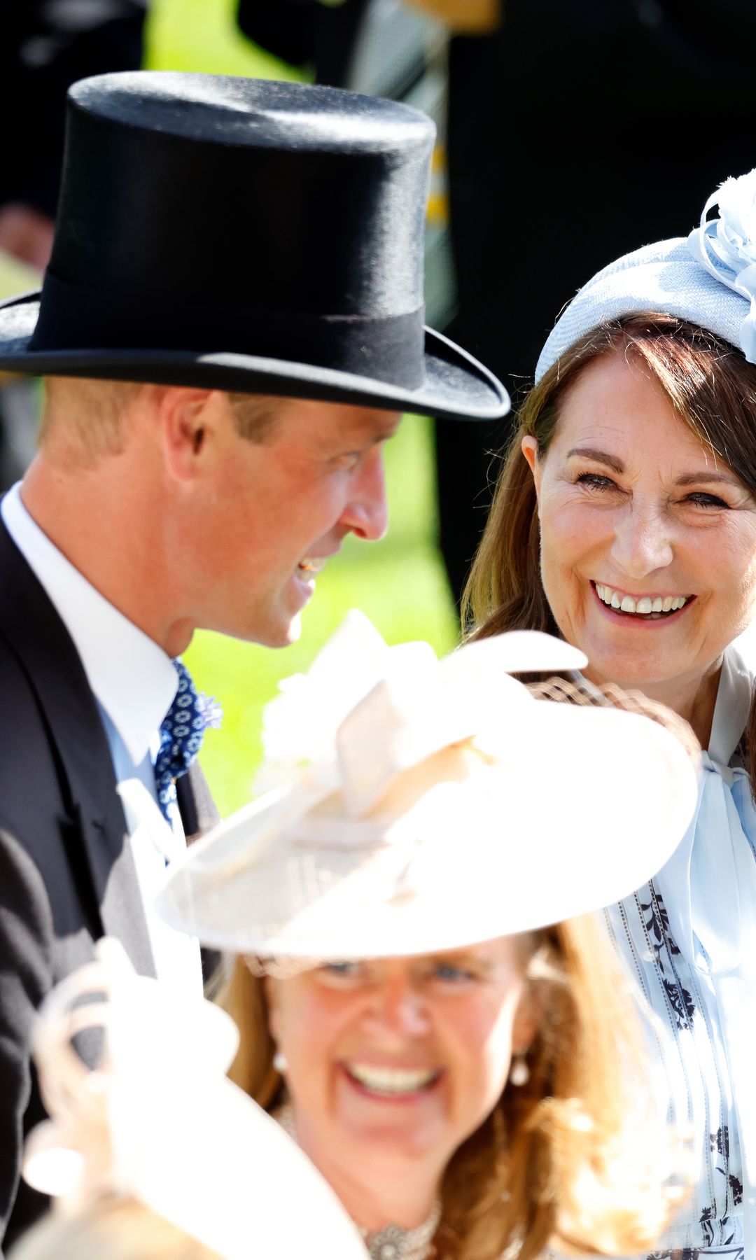 El príncipe de Gales con su suegra, Carole Middleton, en Ascot