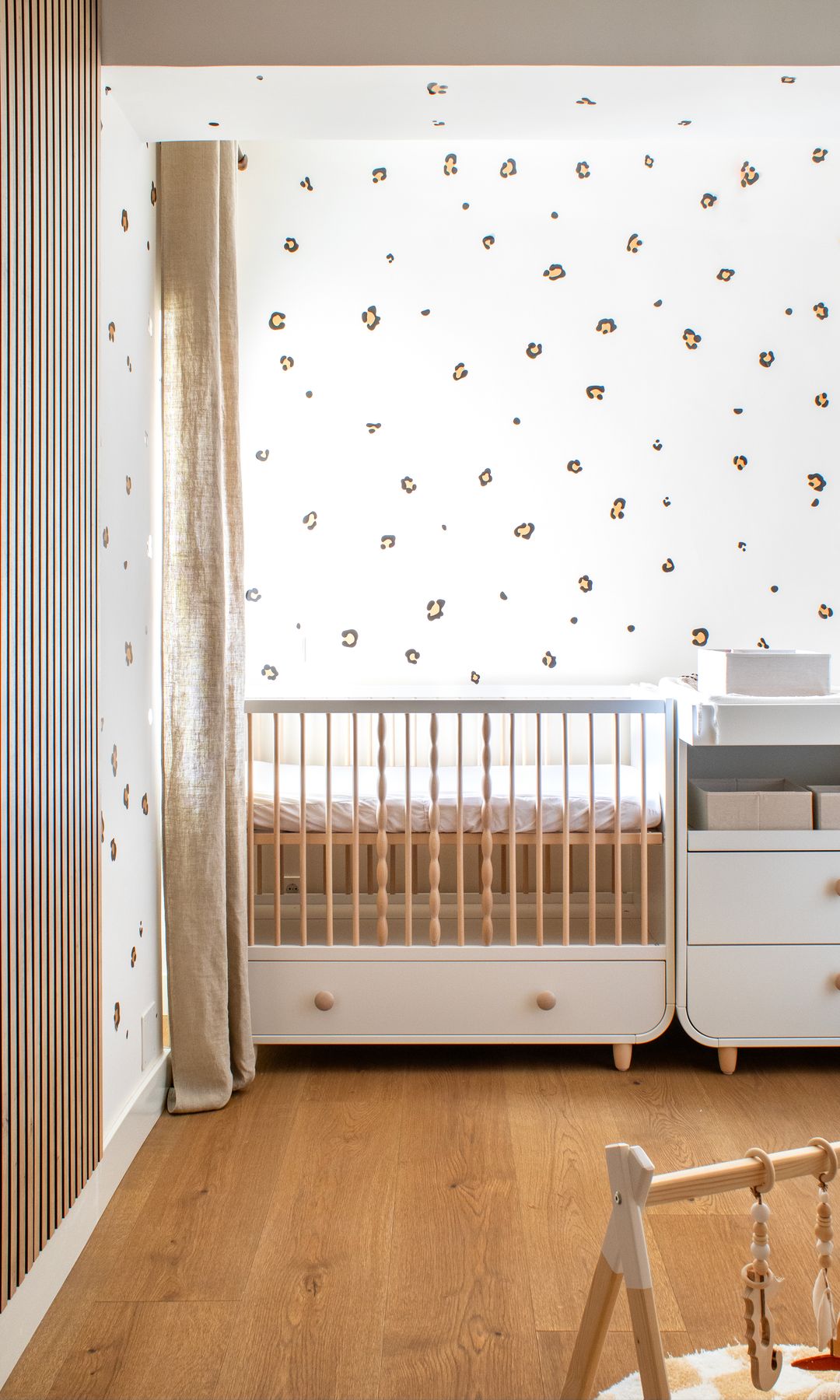 Dormitorio infantil con cuna