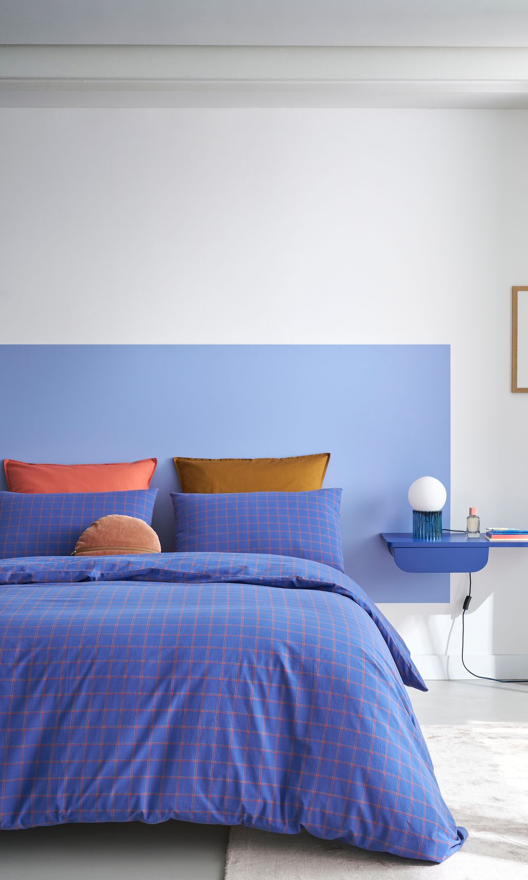 Dormitorio decorado en tono azul eléctrico