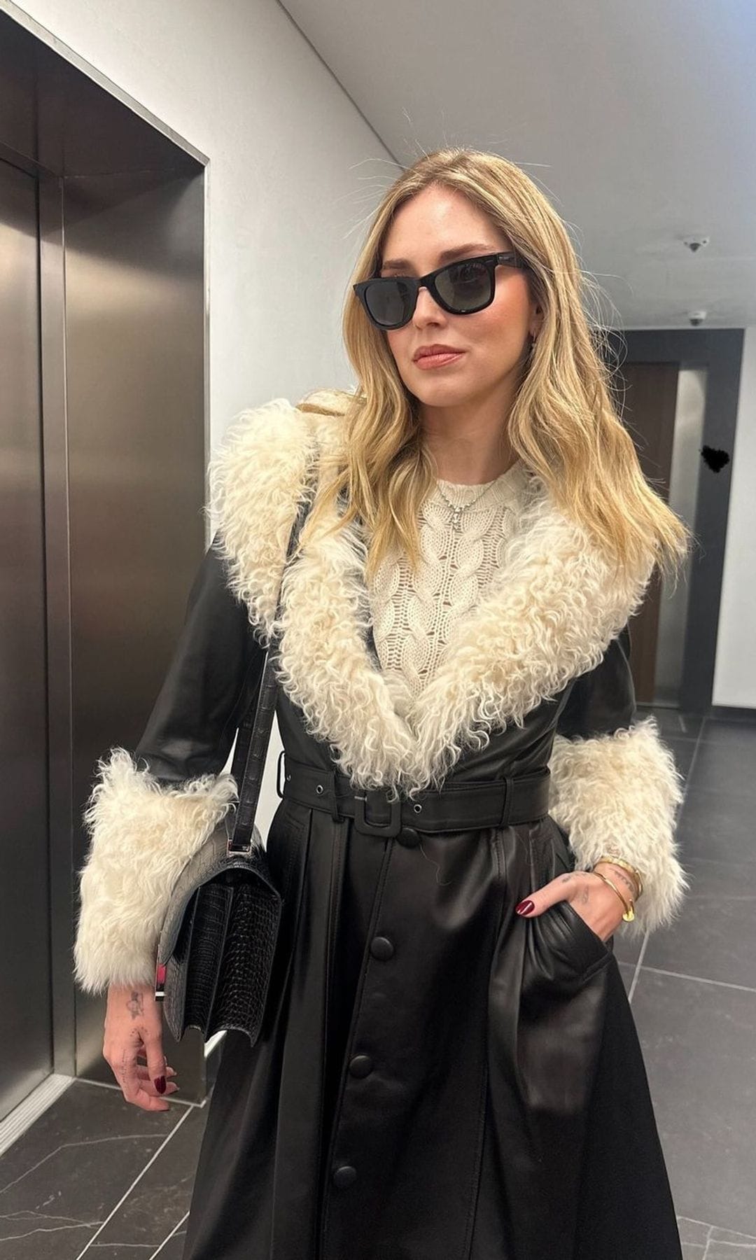 Chiara Ferragni con abrigo de cuero y pelo