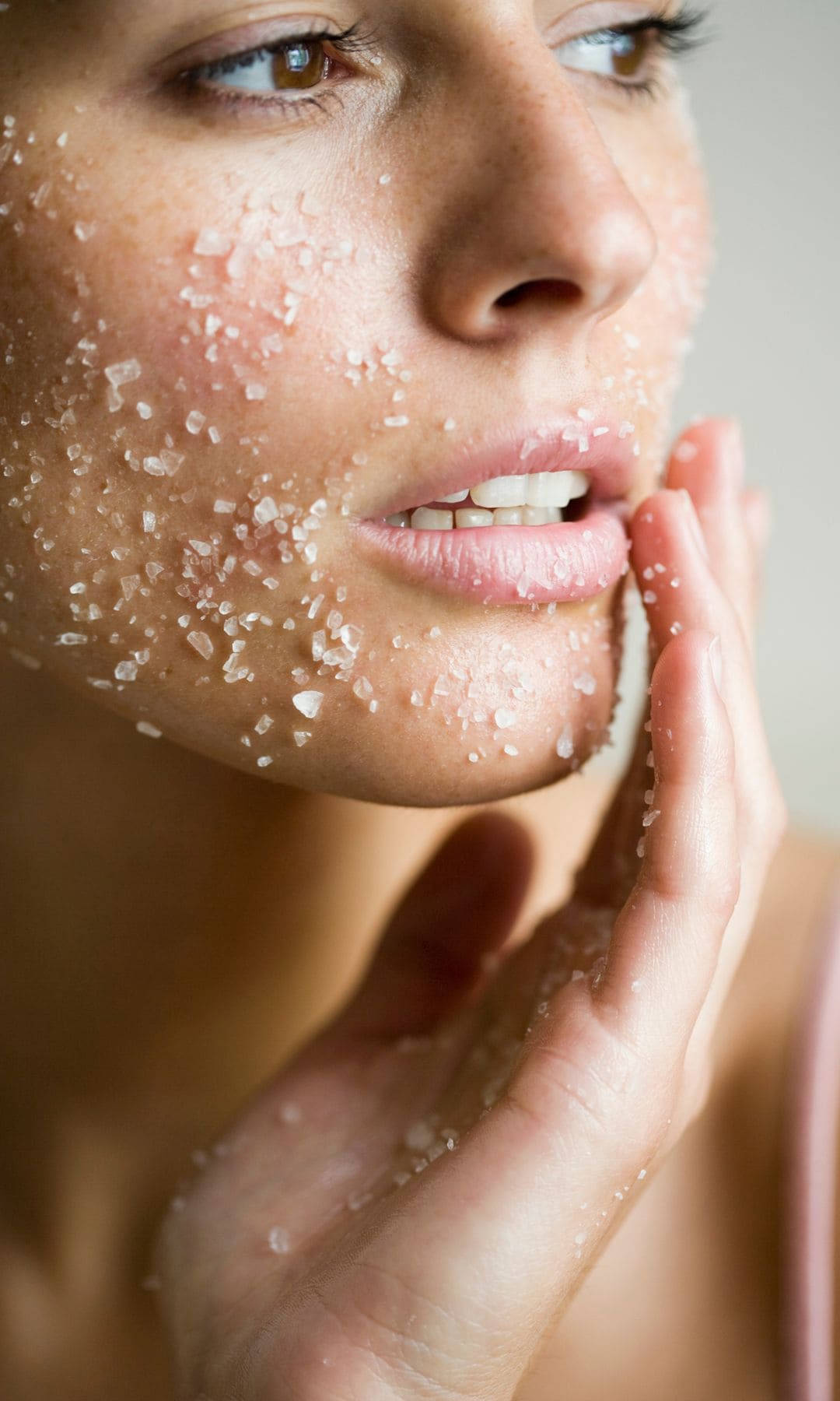 Mujer con producto exfoliante en la cara