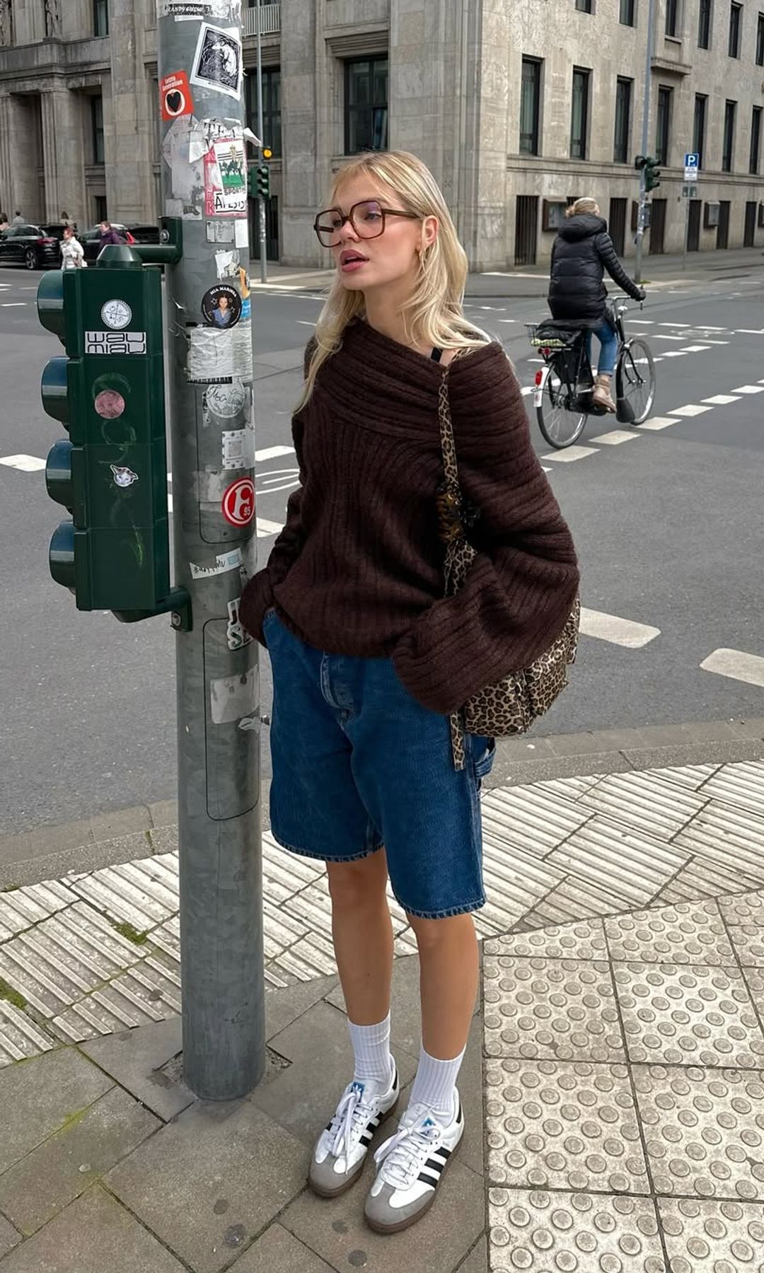 bermudas con jersey y zapatillas