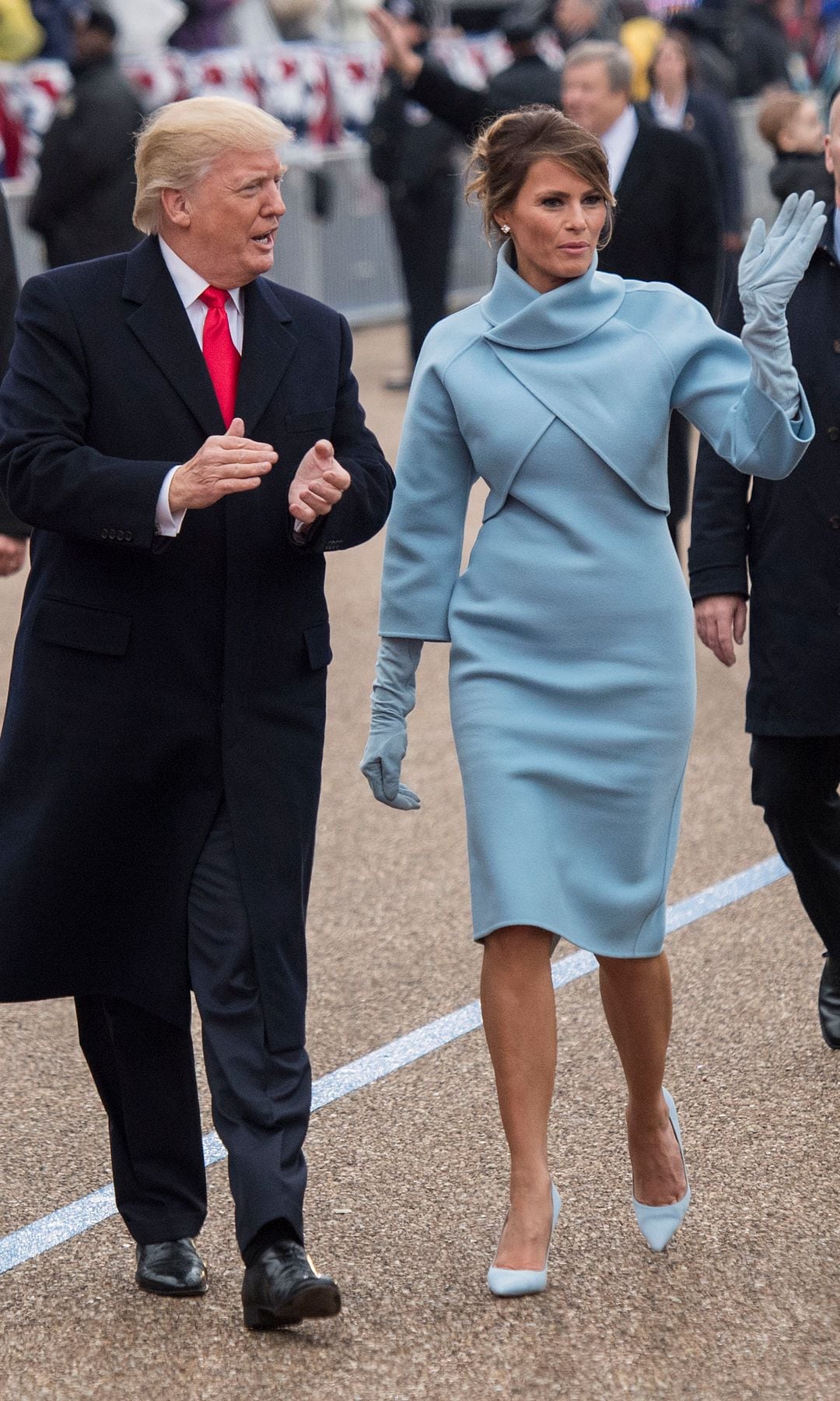 Para la toma de protesta en 2017, Melania Trump llevó un conjunto hecho por Ralph Lauren, firma que Jill Biden ha usado también en varias ocasiones.