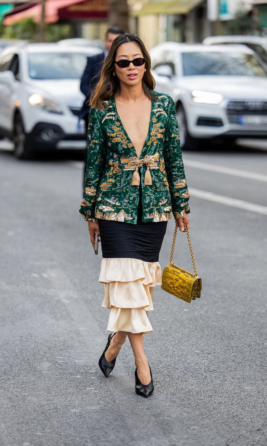 chaqueta verde estampada y falda