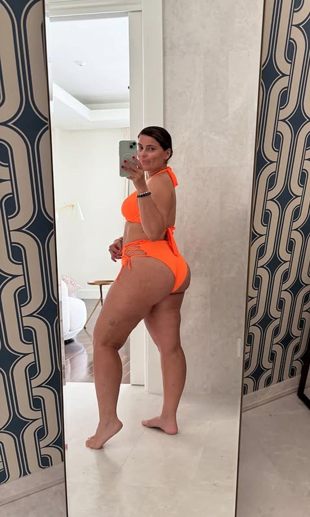 Nelly Furtado con bikini naranja para darle la bienvenida al nuevo año