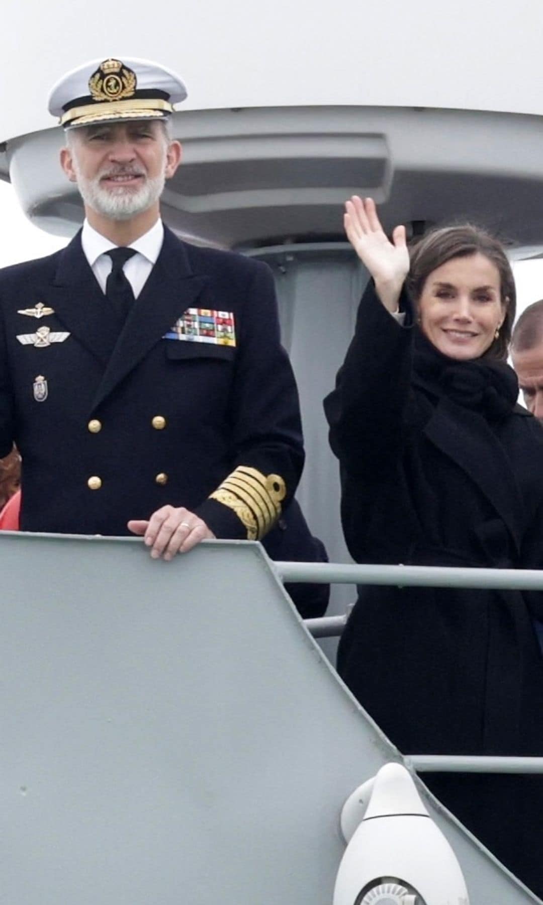 Los reyes y la princesa Leonor en la salida de Elcano