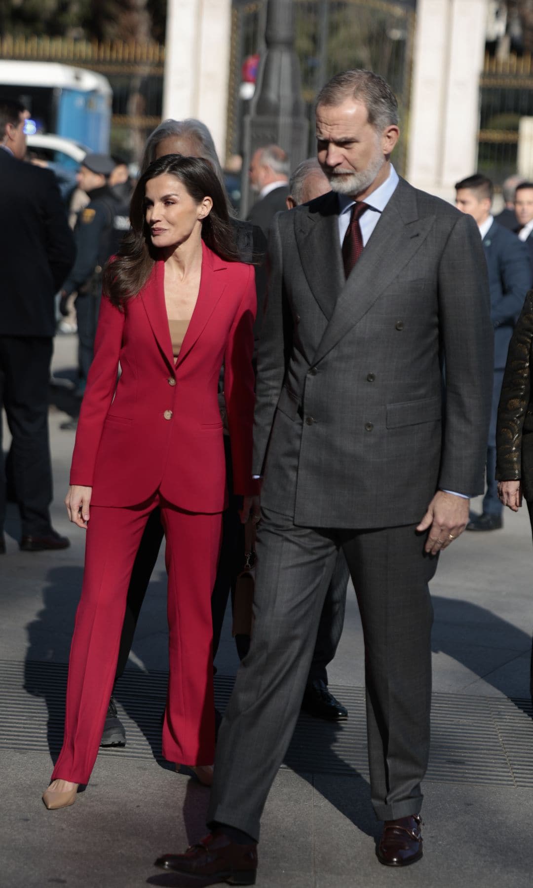 LA REINA LETIZIA CON UN TRAJE ROJO EN EL BANCO DE ESPAÑA