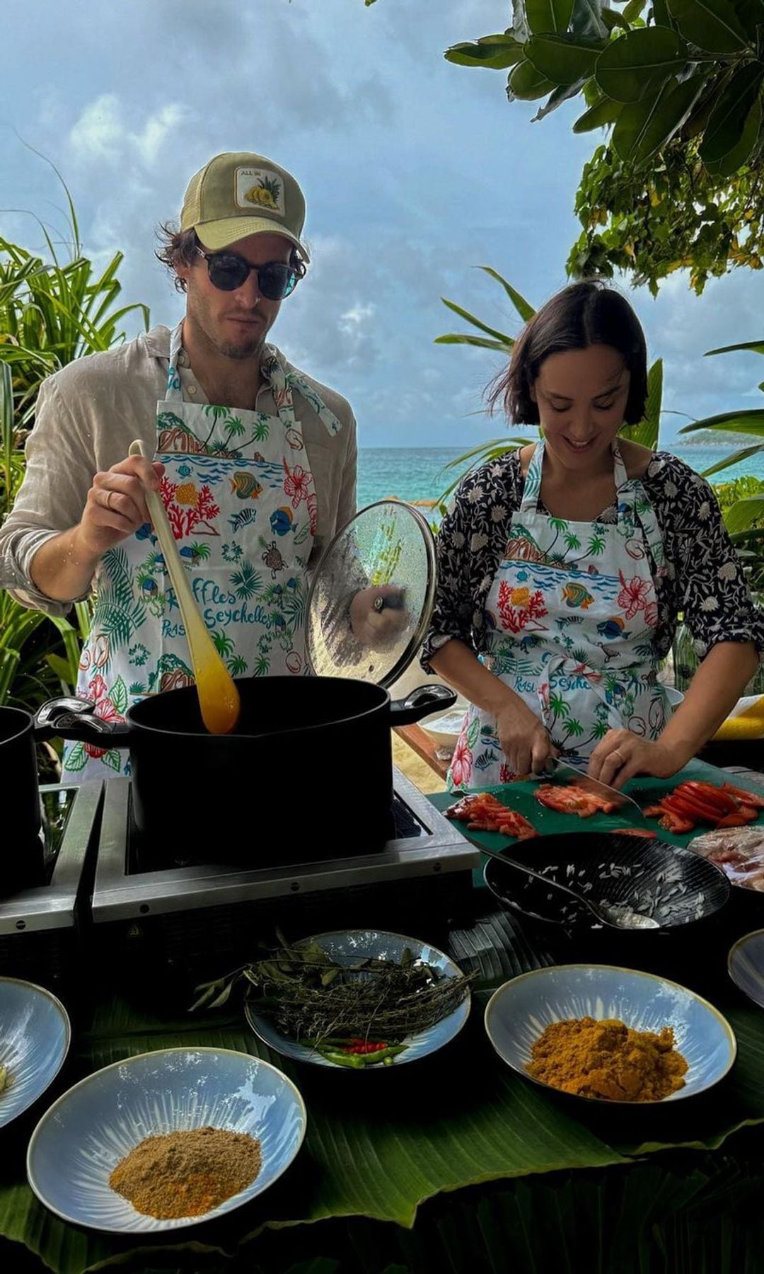 El matrimonio formado por Tamara Falcó y su marido, Íñigo Oniega haciendo un curso de cocina criolla en el hotel Raffles de las islas Seychelles