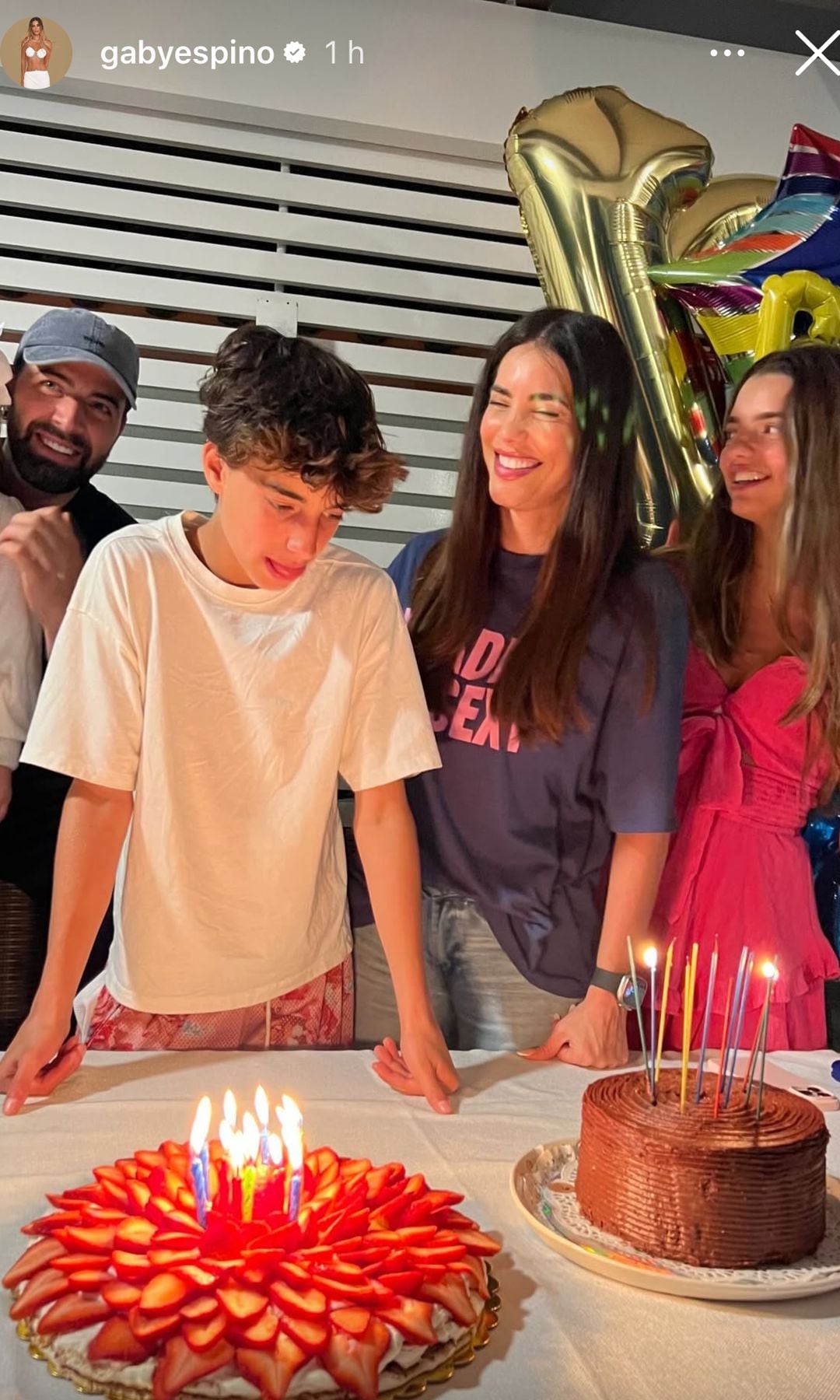 Nickolas sopló las velitas de sus dos pasteles en un festejo familiar