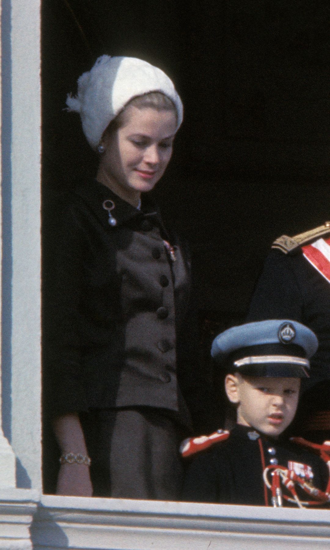 Grace Kelly, Alberto de Mónaco, el Príncipe Rainiero y Carolina de Mónaco en el balcón del Palacio de Mónaco, hacia 1960