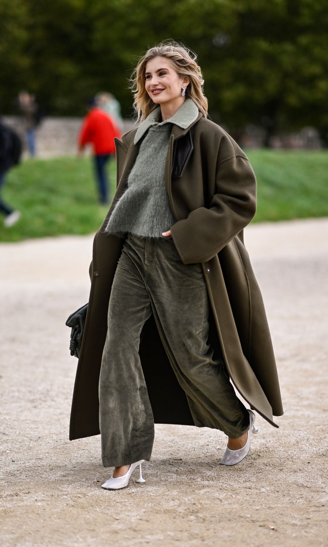 total look verde oliva pantalones, jersey y abrigo de sastre