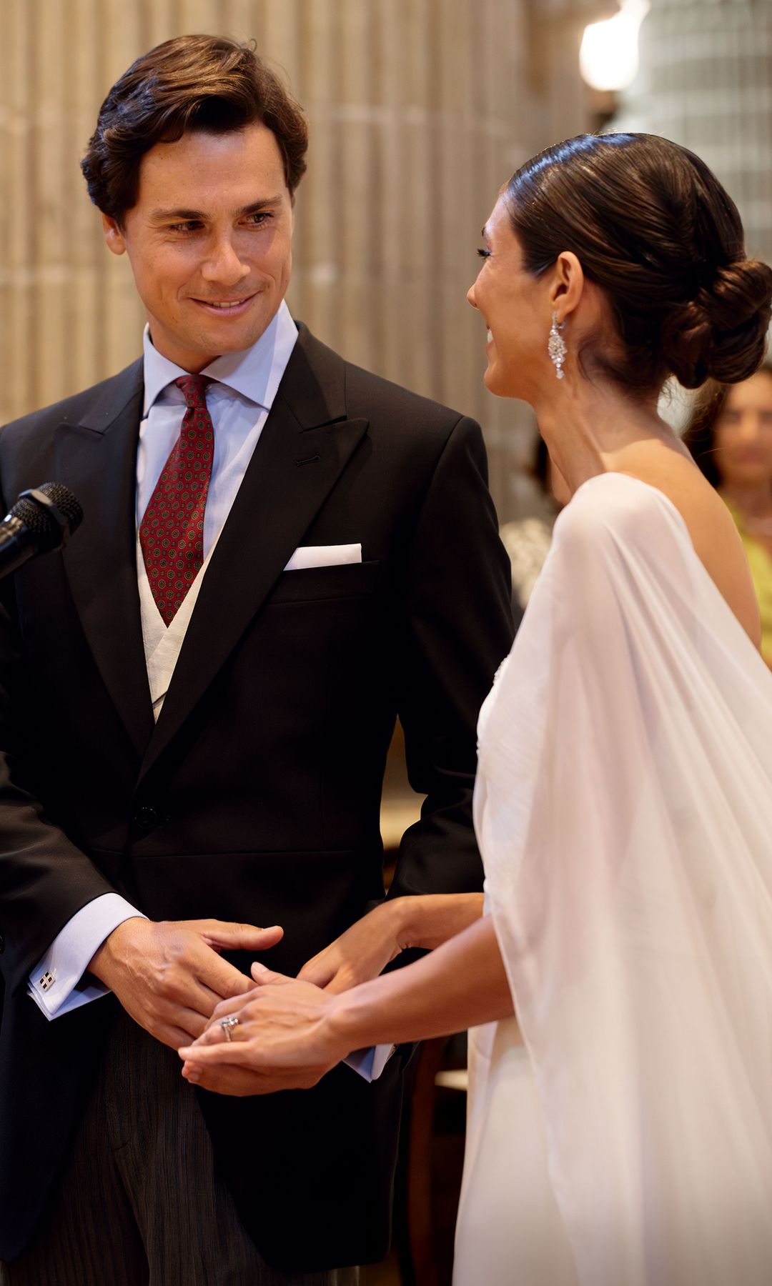 Ana Cristina Portillo con Santiago Camacho en el altar