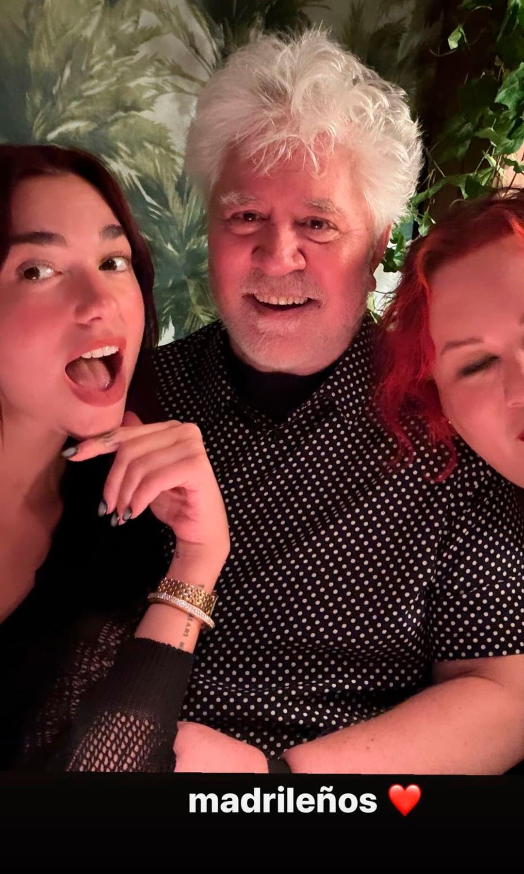 Dua Lipa saluda a los madrileños en su cuenta de Instagram, en una imagen junto al director de cine Pedro Almodóvar, apenas 24 horas antes de dar comienzo a su concierto en el festival Mad Cool. 