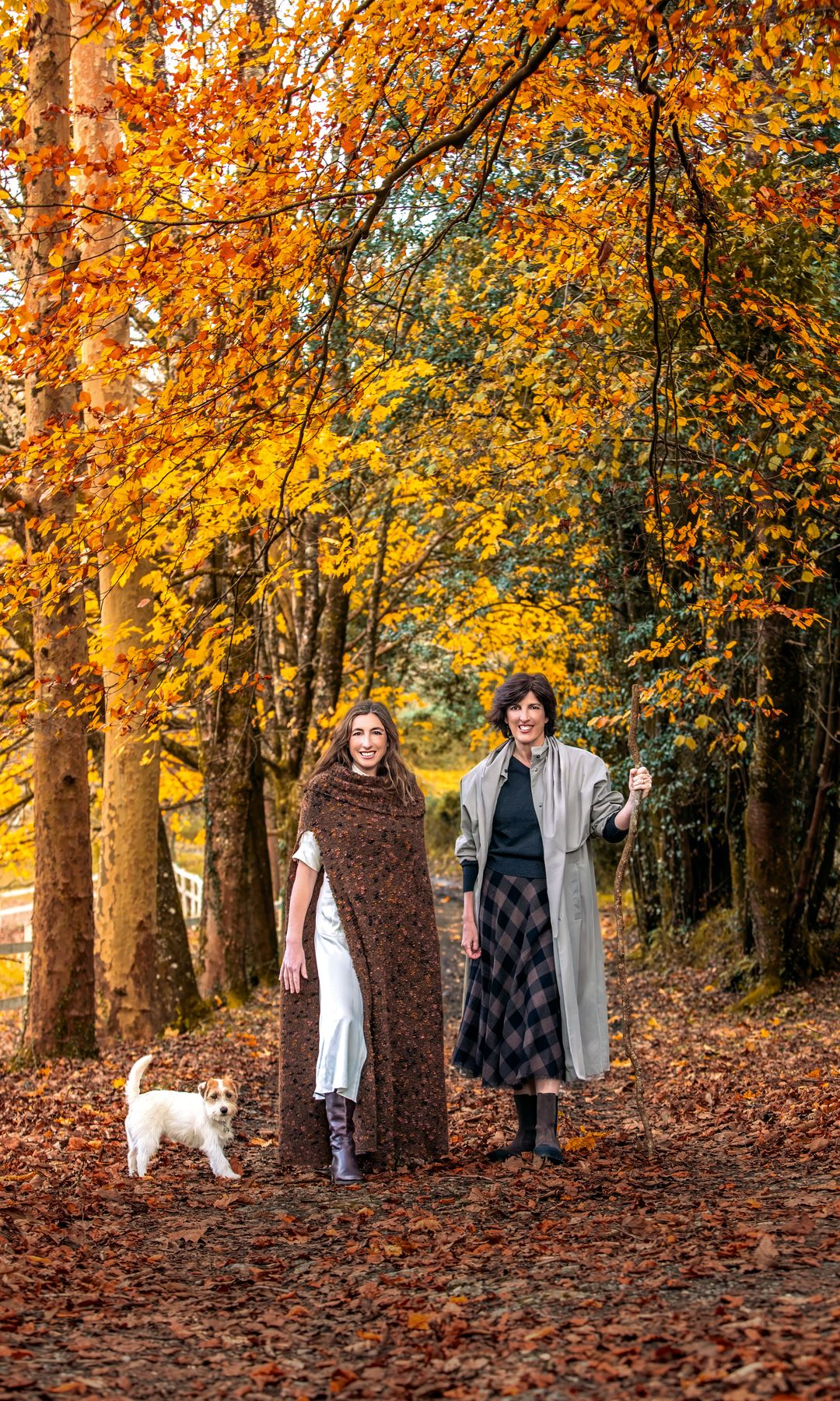 Clara y Sofía Gaytán de Ayala en los alrededores de su casa