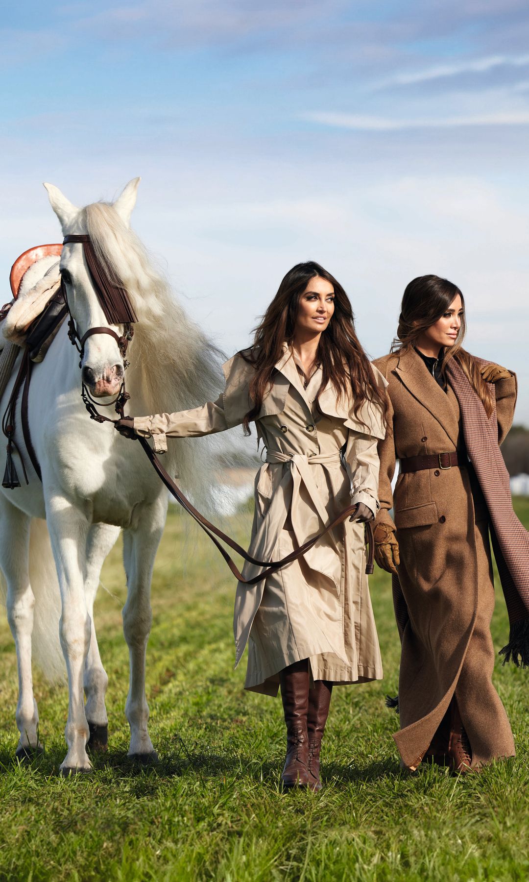 Marta y Elena González con uno de sus caballos