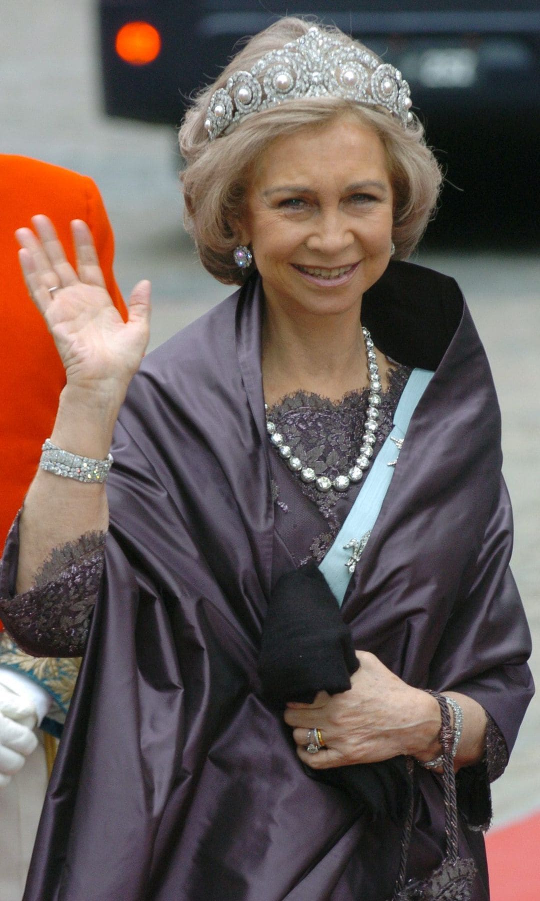 La reina Sofía lució uno de los collares de chatones (y los pendientes) para asistir a la boda de Federico y Mary de Dinamarca el 14 de mayo de 2004.