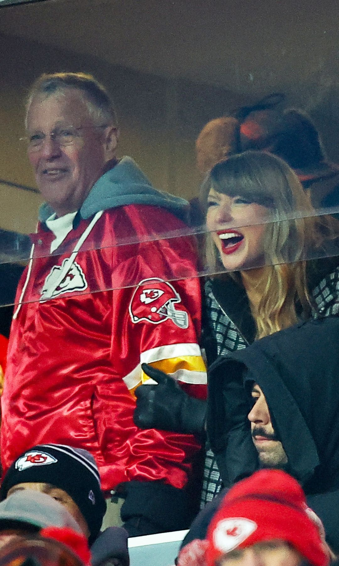 Taylor Swift animando desde la grada a Travis Kelce durante un partido de la NFL