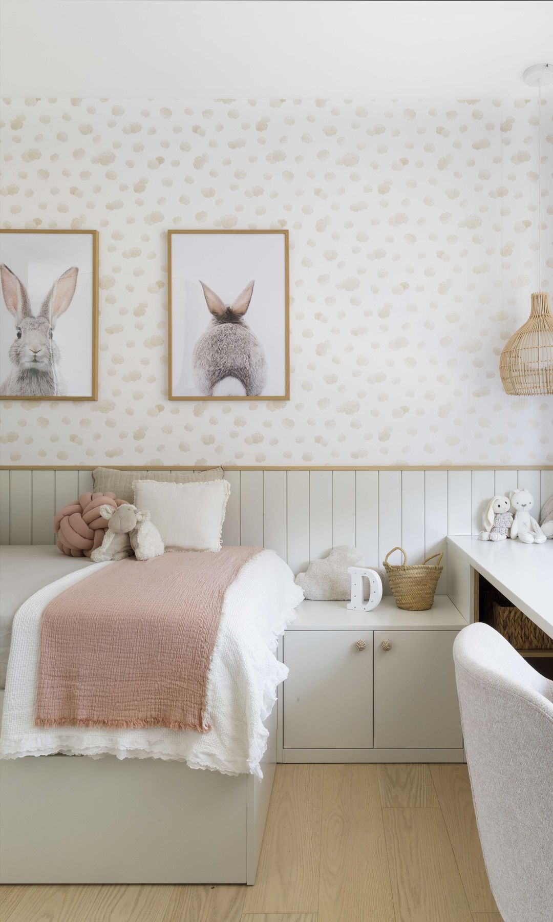 Dormitorio infantil con papel pintado, moldura y zócalo