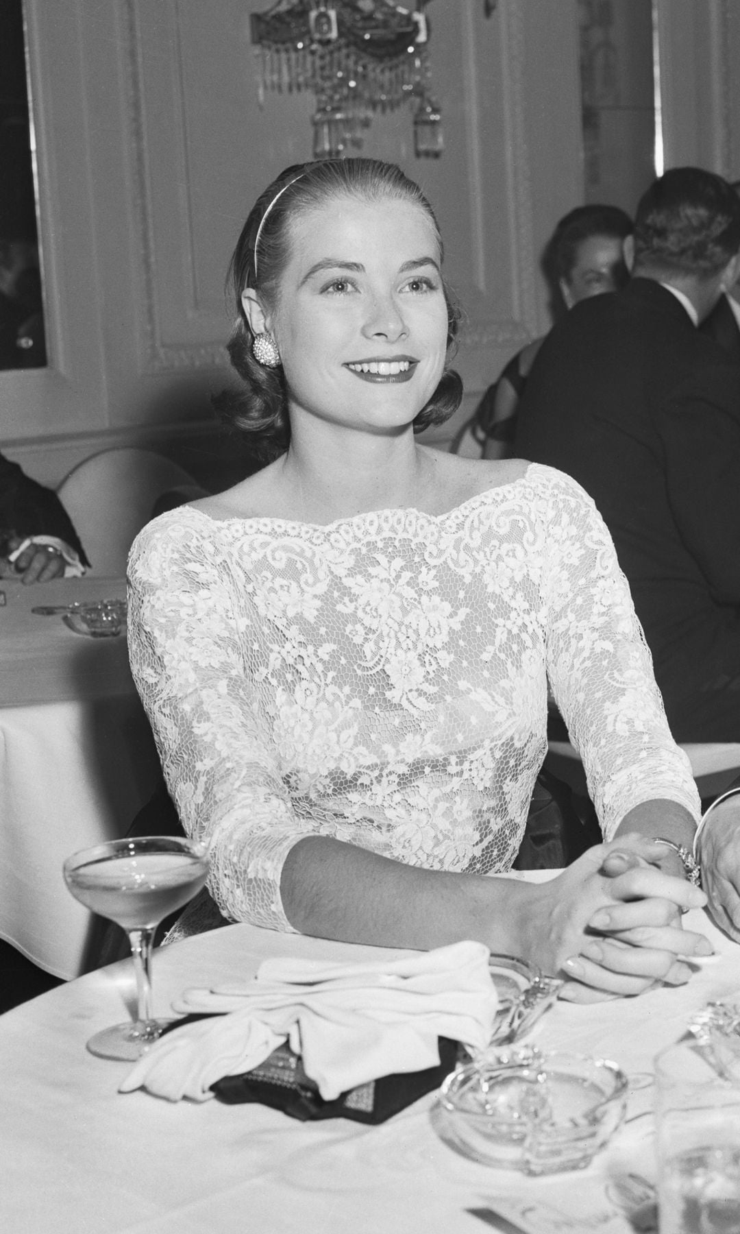 La actriz Grace Kelly y el diseñador Oleg Cassini son fotografiados asistiendo a una fiesta ofrecida por el propietario del hotel Julius Fleischman en honor a Tallulah Bankhead. Según informes, Miss Kelly y Cassini estarían románticamente interesados el uno en el otro. La élite del mundo teatral de Broadway estuvo presente en el evento, que tuvo lugar en el salón de baile del Ambassador.