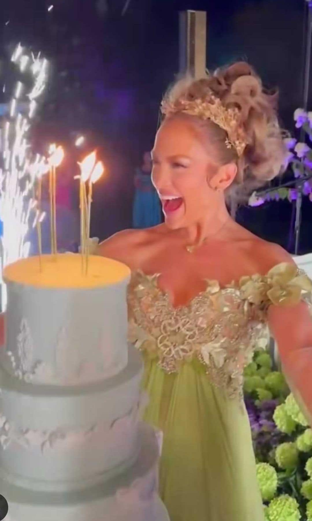 Jennifer Lopez partió su pastel y se mostró emocionada por su nueva vuelta al sol, pese a la ausencia de Ben Affleck