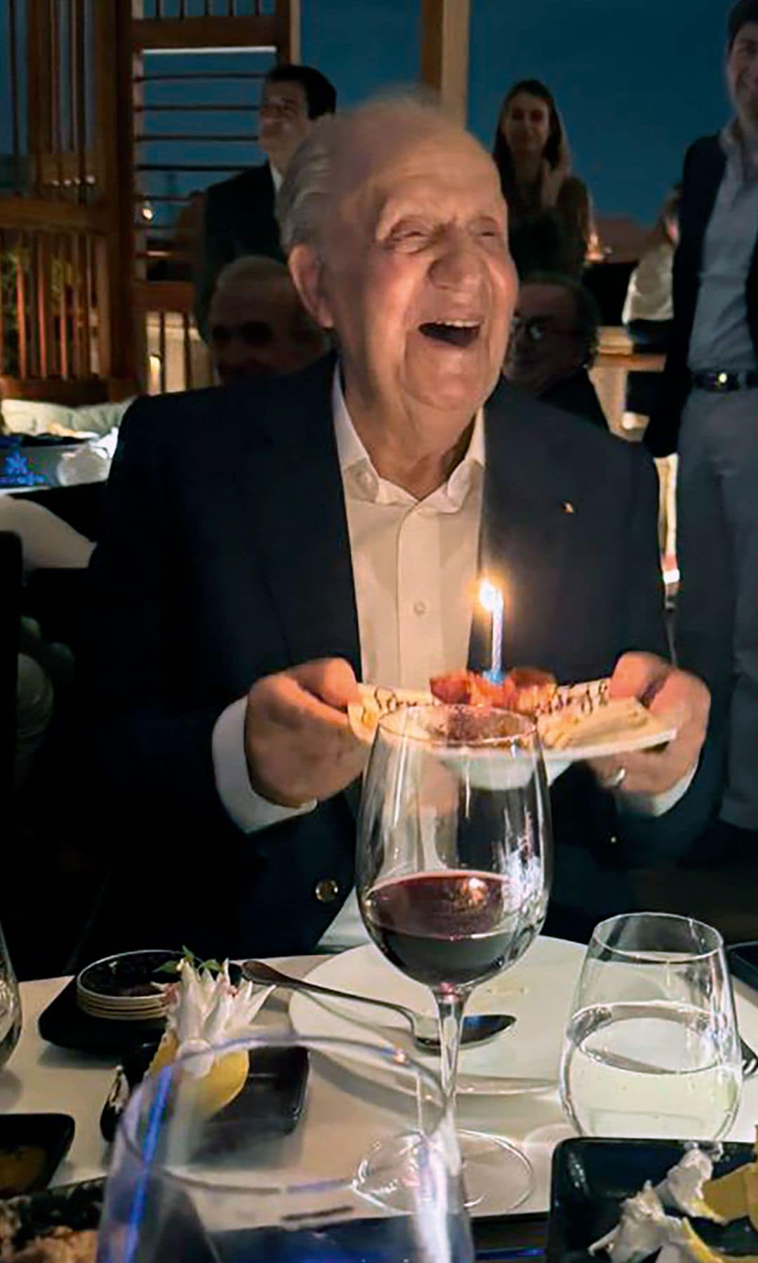 El rey Juan Carlos, muy feliz con su tarta