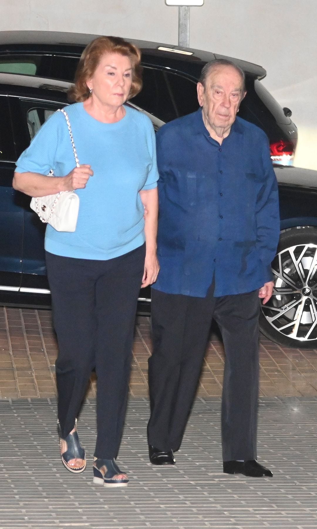 José María Amusátegui, expresidente del Banco Central, y su mujer, Amalia de León, en el tanatorio de Caritina Goyanes, en Marbella, a 26 de agosto de 2024