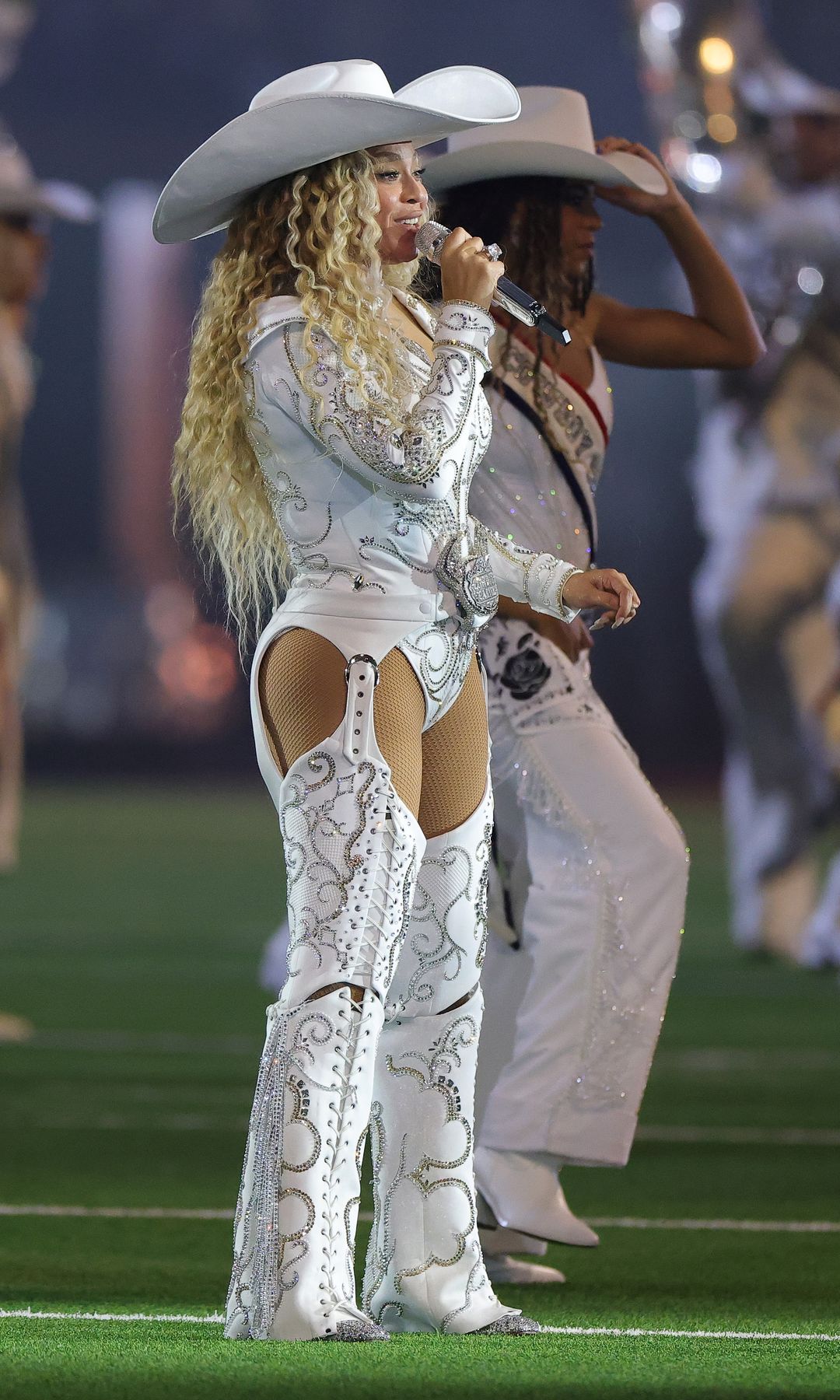 Beyoncé y su hija Blue Ivy realizaron una increíble actuación durante el espectáculo del medio tiempo del partido entre los Baltimore Ravens y los Houston Texans en el NRG Stadium el 25 de diciembre de 2024