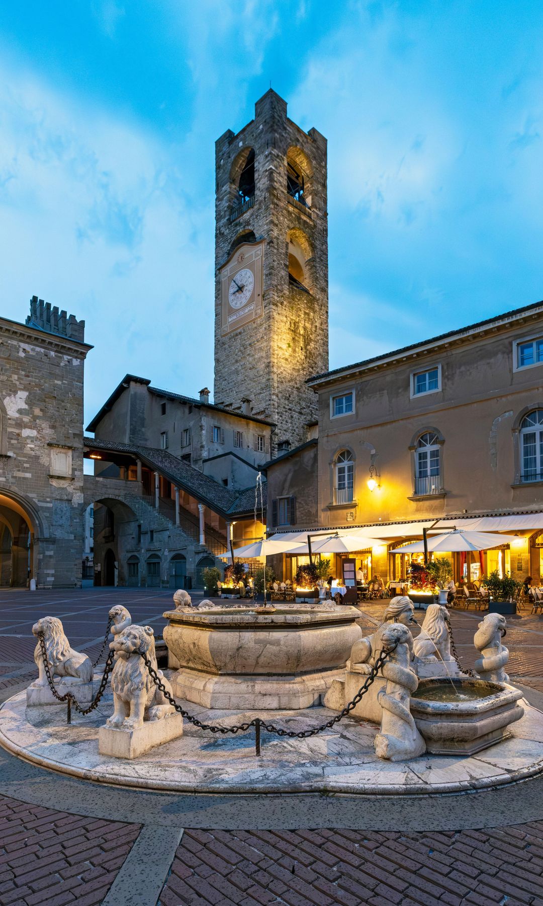 Fontana Contarini y torre Campanone, Piazza Vecchia, Citta alta, Bérgamo, Italia