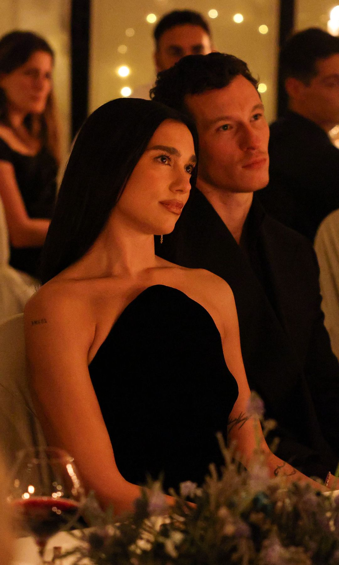 Dua Lipa y Callum Turner, la pareja más elegante de París en su primer posado