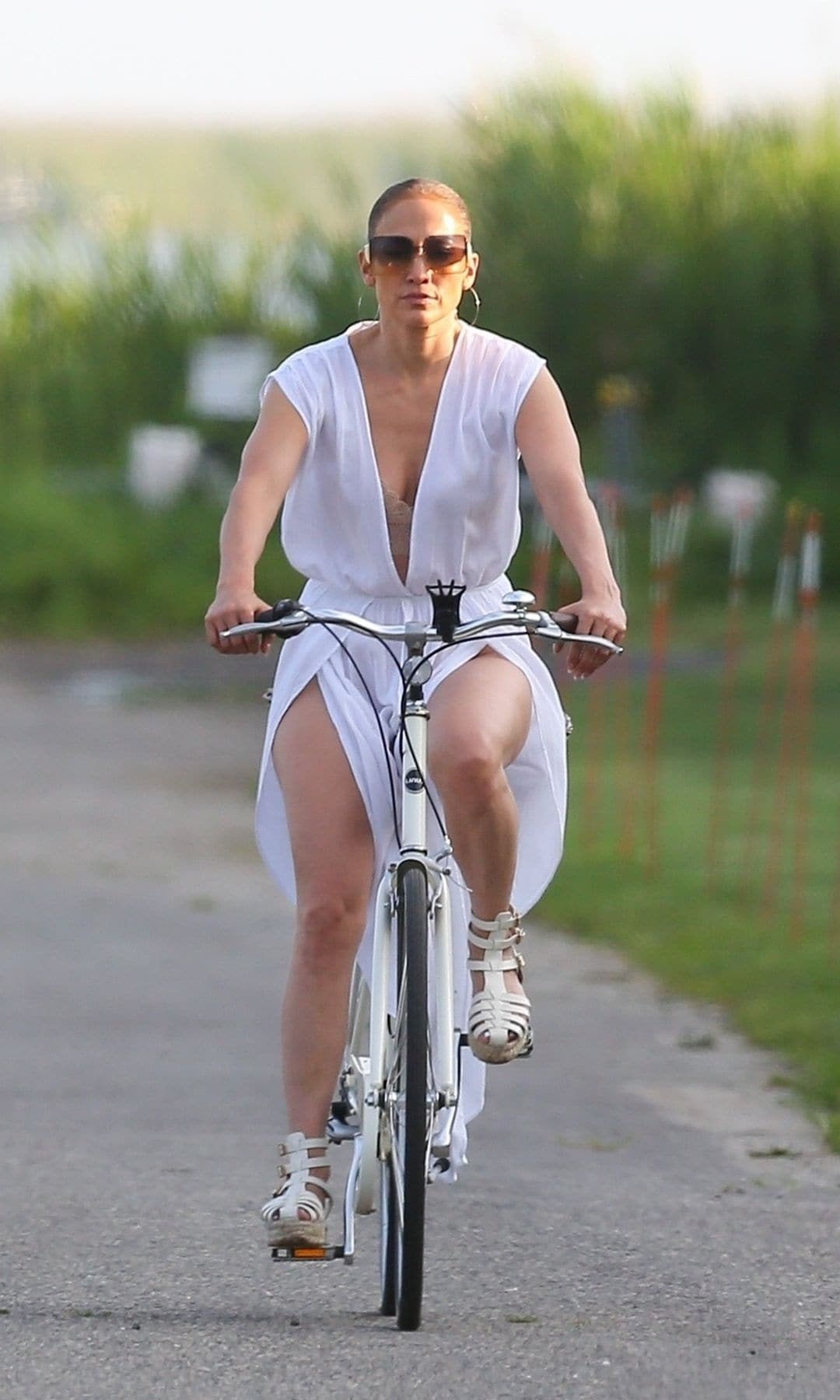 Jennifer Lopez montando en bicicleta en Los Hamptons