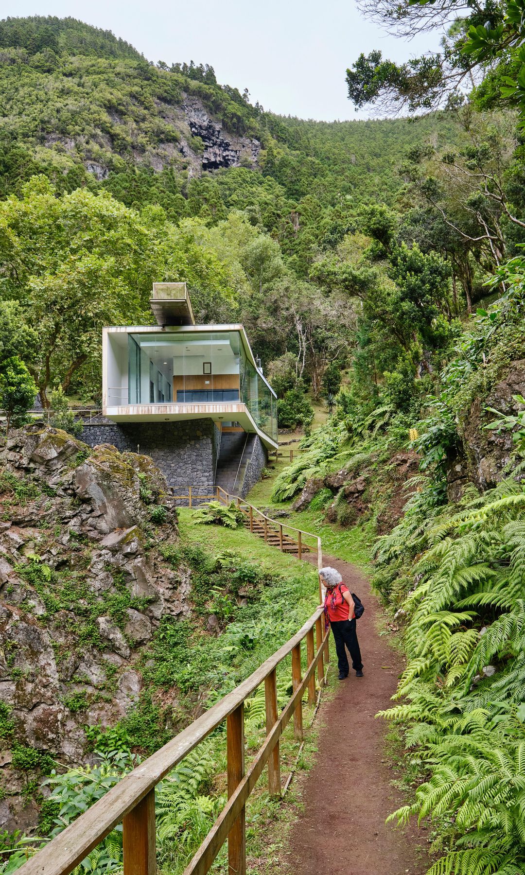 Inicio del descenso a la Furna do Enxofre, en el interior del cráter, con el Centro de Interpretación. Isla Graciosa, Azores.