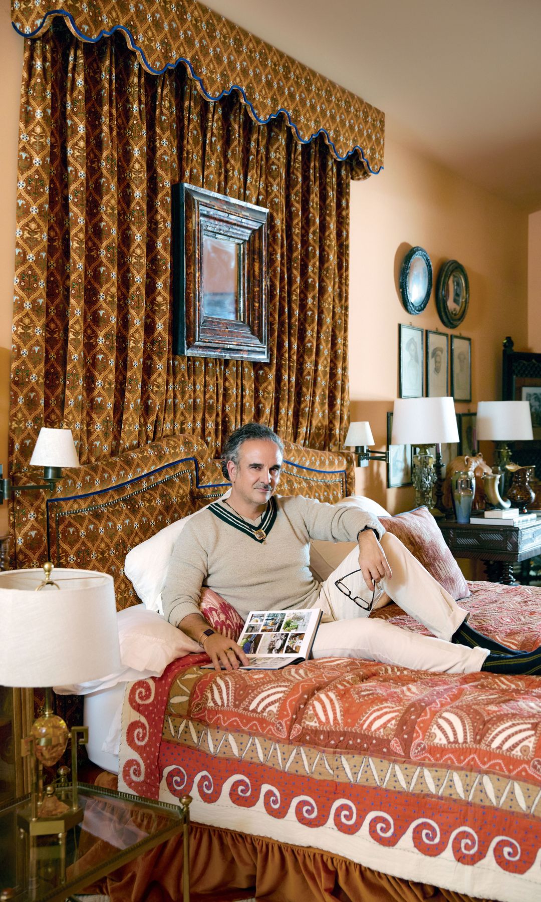 DUEÑO Y SEÑOR
Nuestro protagonista, leyendo en su dormitorio.