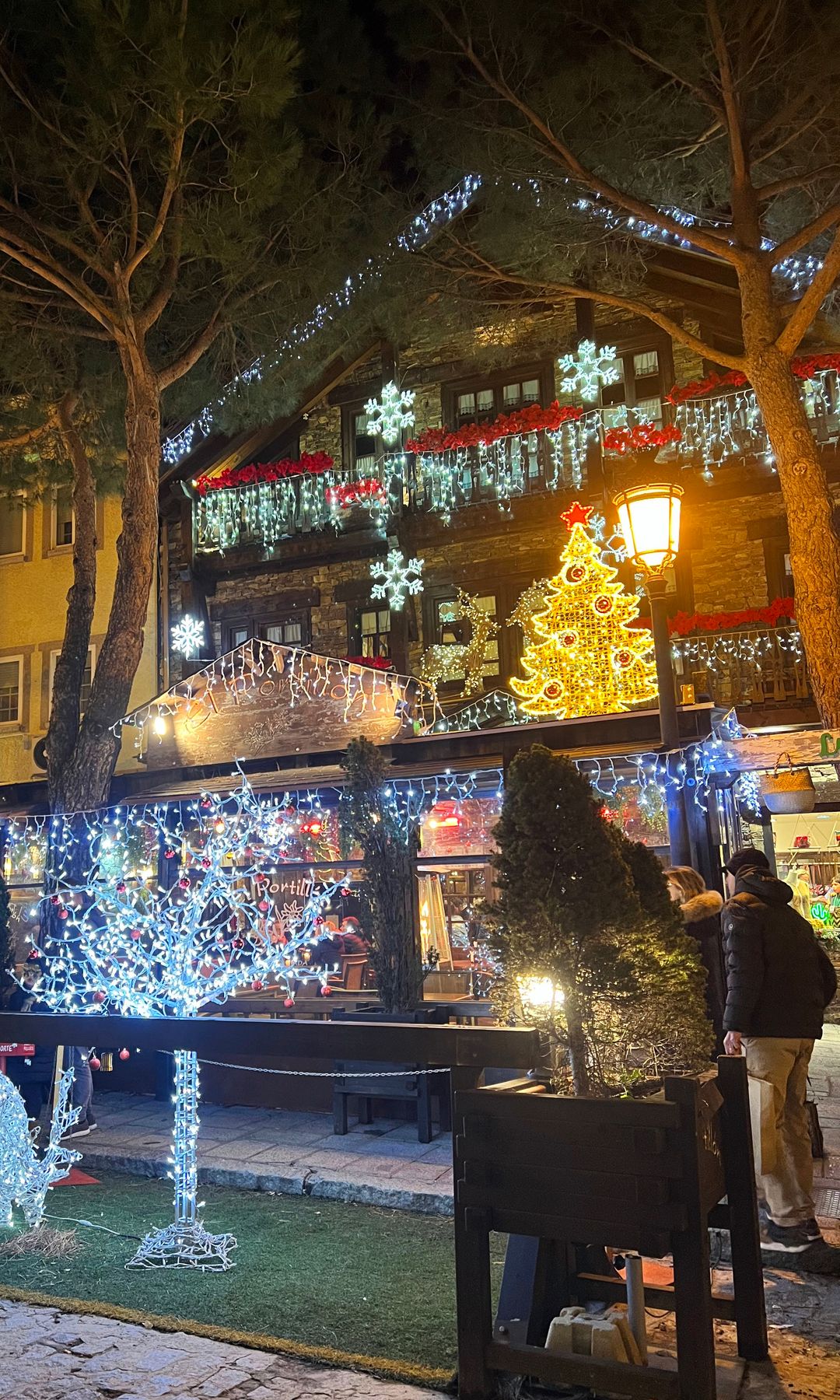 Luces de Navidad en el pueblo madrileño de Navacerrada, en plena sierra de Madrid