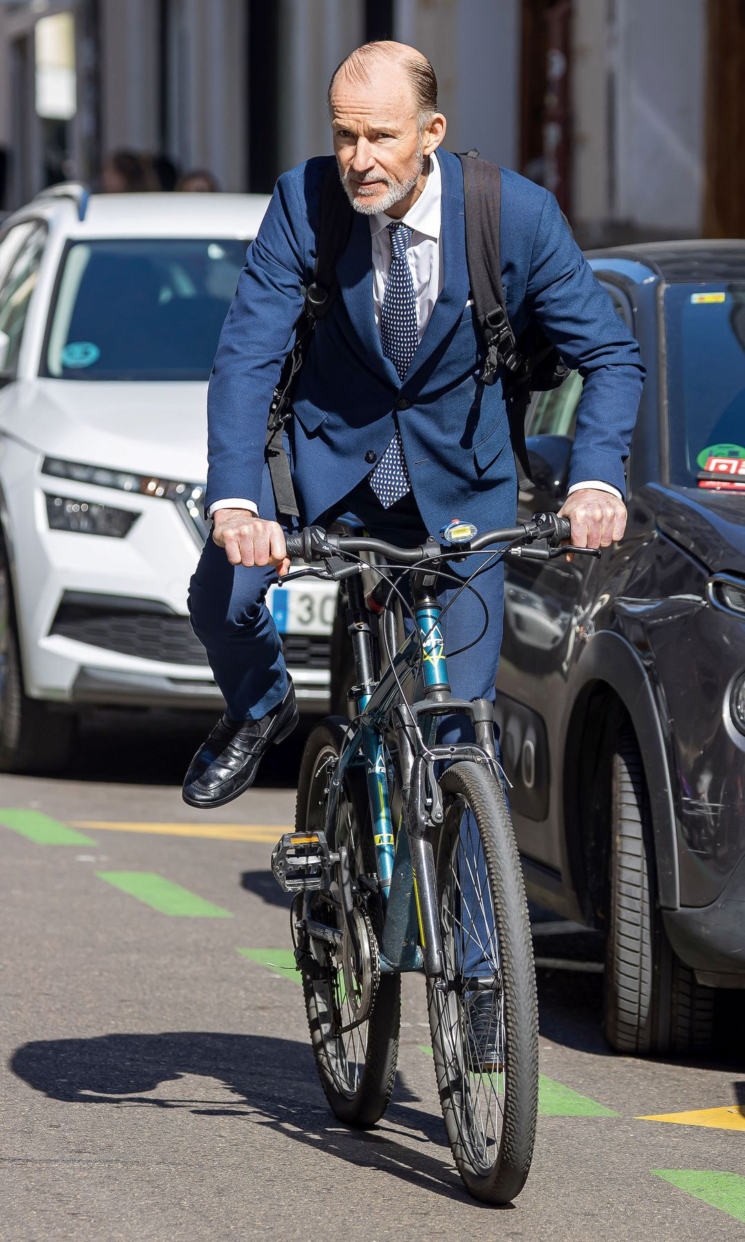 Sonrientes y animados, realizaron varias gestiones juntos en una inmobiliaria ubicada en el centro de la capital, a la que el príncipe de Preslav, llegó en bicicleta 